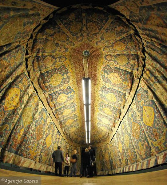 Plik:Namiot-turecki-z-XVII-wieku--prezentowany-na-Wawelu01.jpg